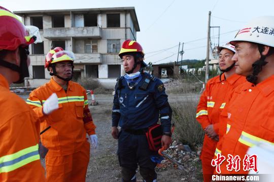 通過此次演練，進一步檢驗了部隊實戰(zhàn)能力，增強了官兵自信心?！菈鄢?攝